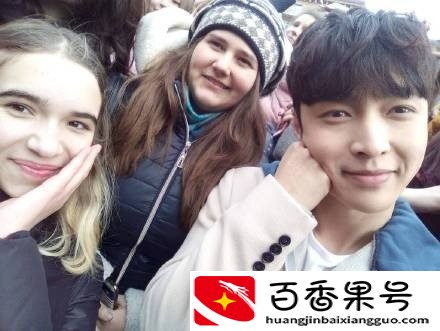 张艺兴为什么不退出EXO？乌克兰的照片说明一切！网友：深谋远虑