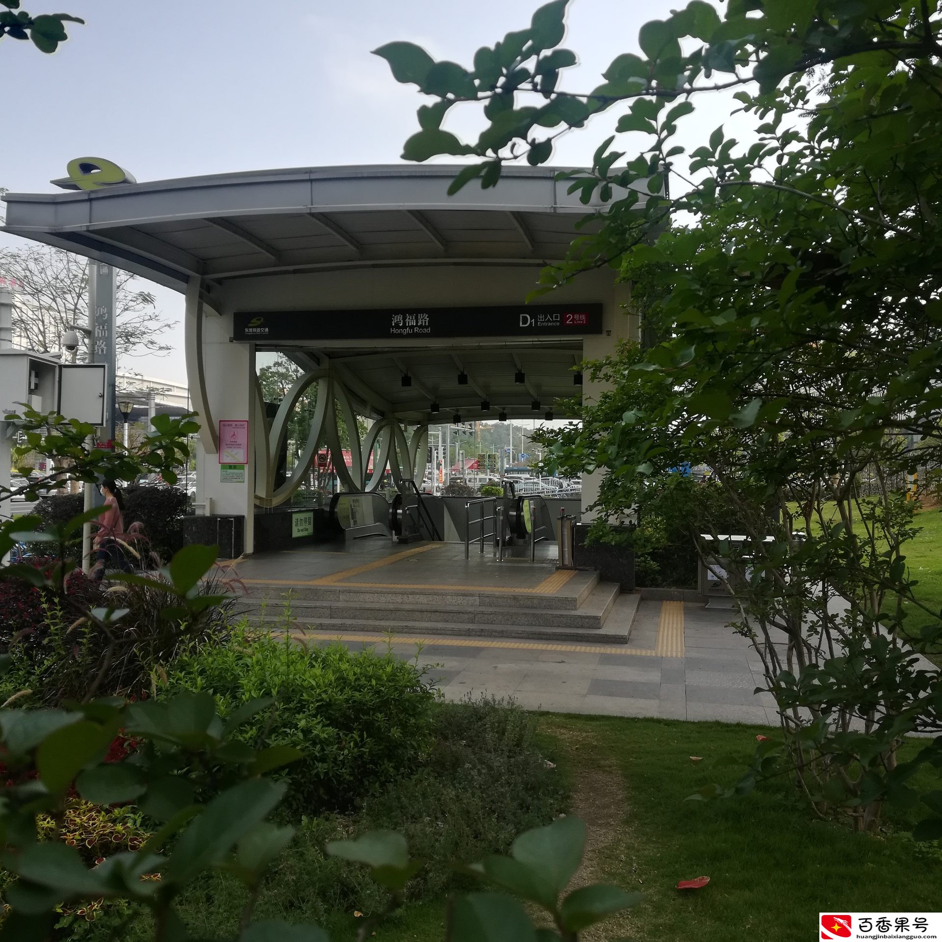 实拍东莞：东莞最繁华的街头，正在地铁站出口，高楼林立