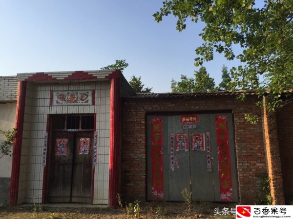 90年代农村盖一套豪宅只花2万元，连猪圈厕所都豪华，如今破败