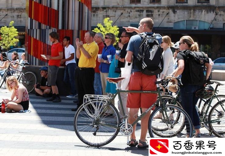 有些离谱了！美国普通工人月薪4万，猫狗吃得都比人吃得好？
