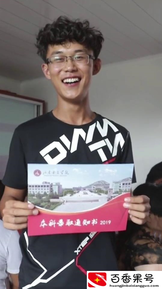 00后男孩考女子学院走红 母亲笑称：找媳妇不用愁了