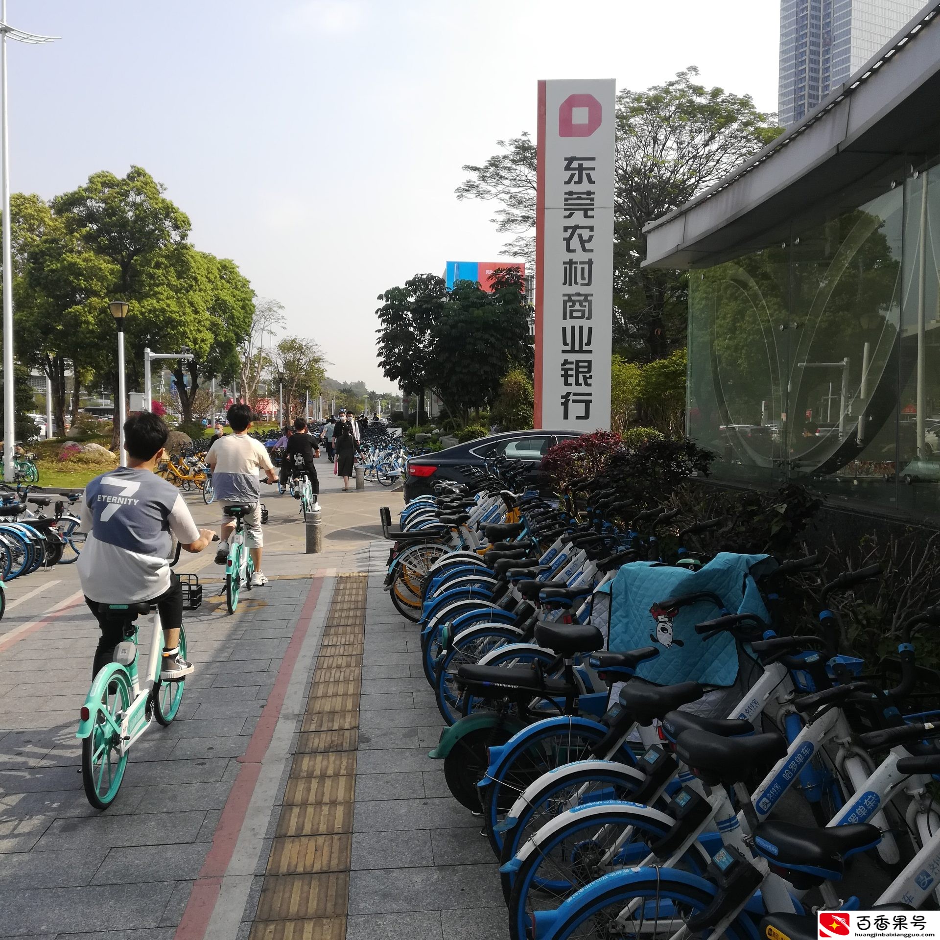 实拍东莞：东莞最繁华的街头，正在地铁站出口，高楼林立