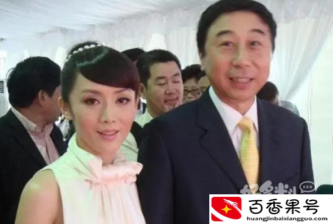冯巩的老婆是哪一个 结婚多年的他一直都是很低调的