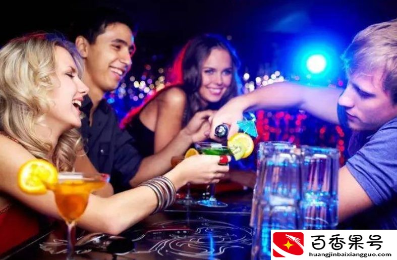 在酒吧“手欠”一次，要花多少钱？普通人或许难以承受