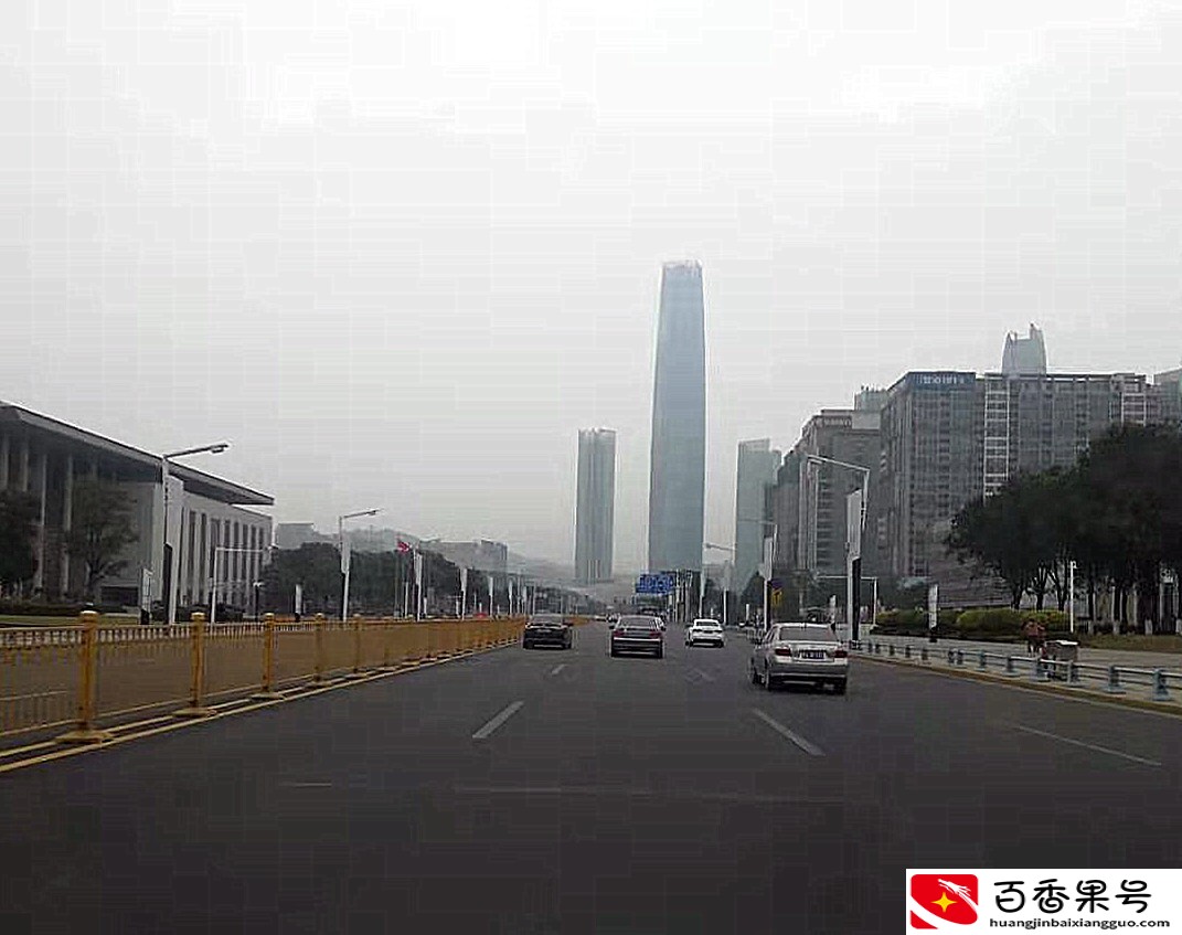实拍东莞：东莞最繁华的街头，正在地铁站出口，高楼林立