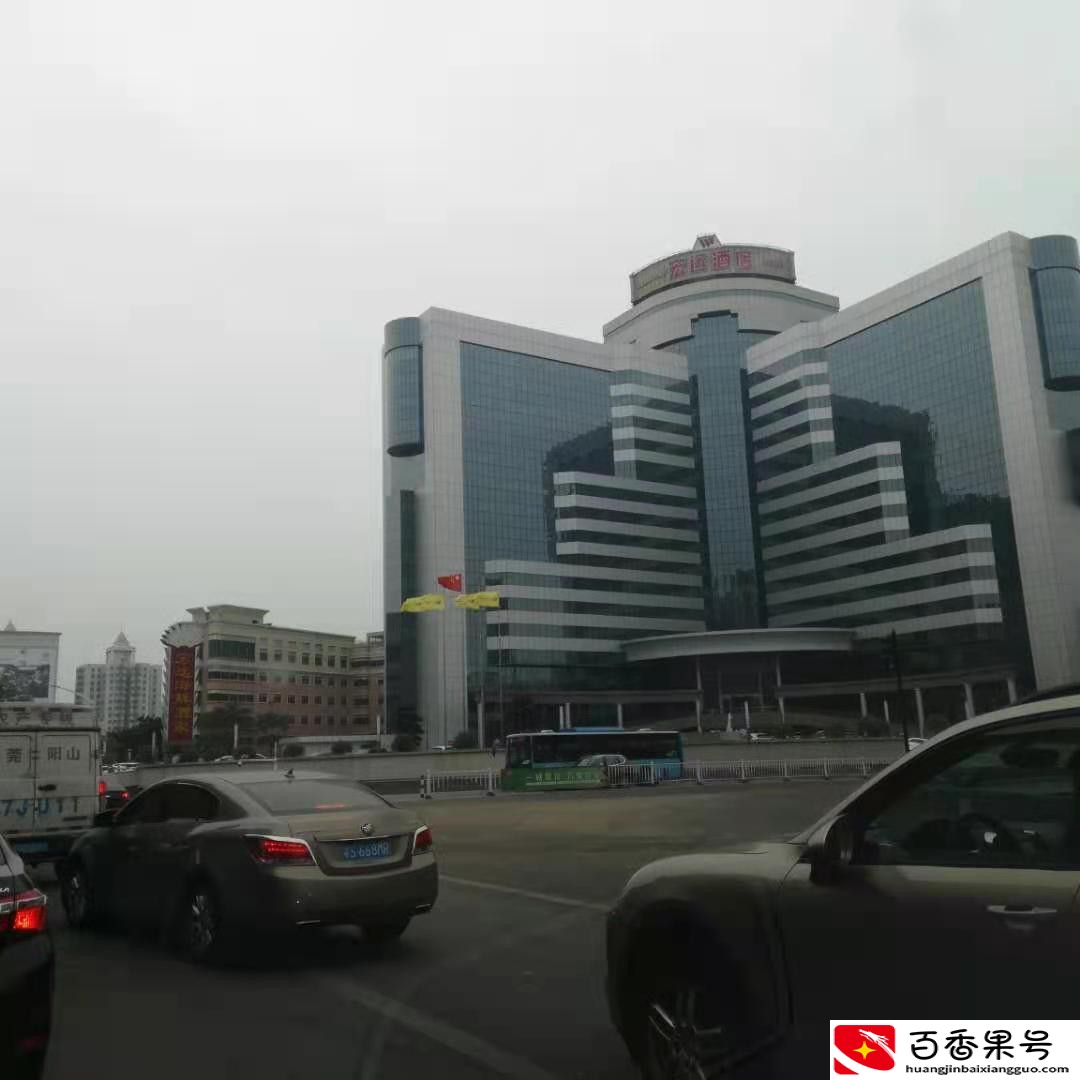 实拍东莞：东莞最繁华的街头，正在地铁站出口，高楼林立