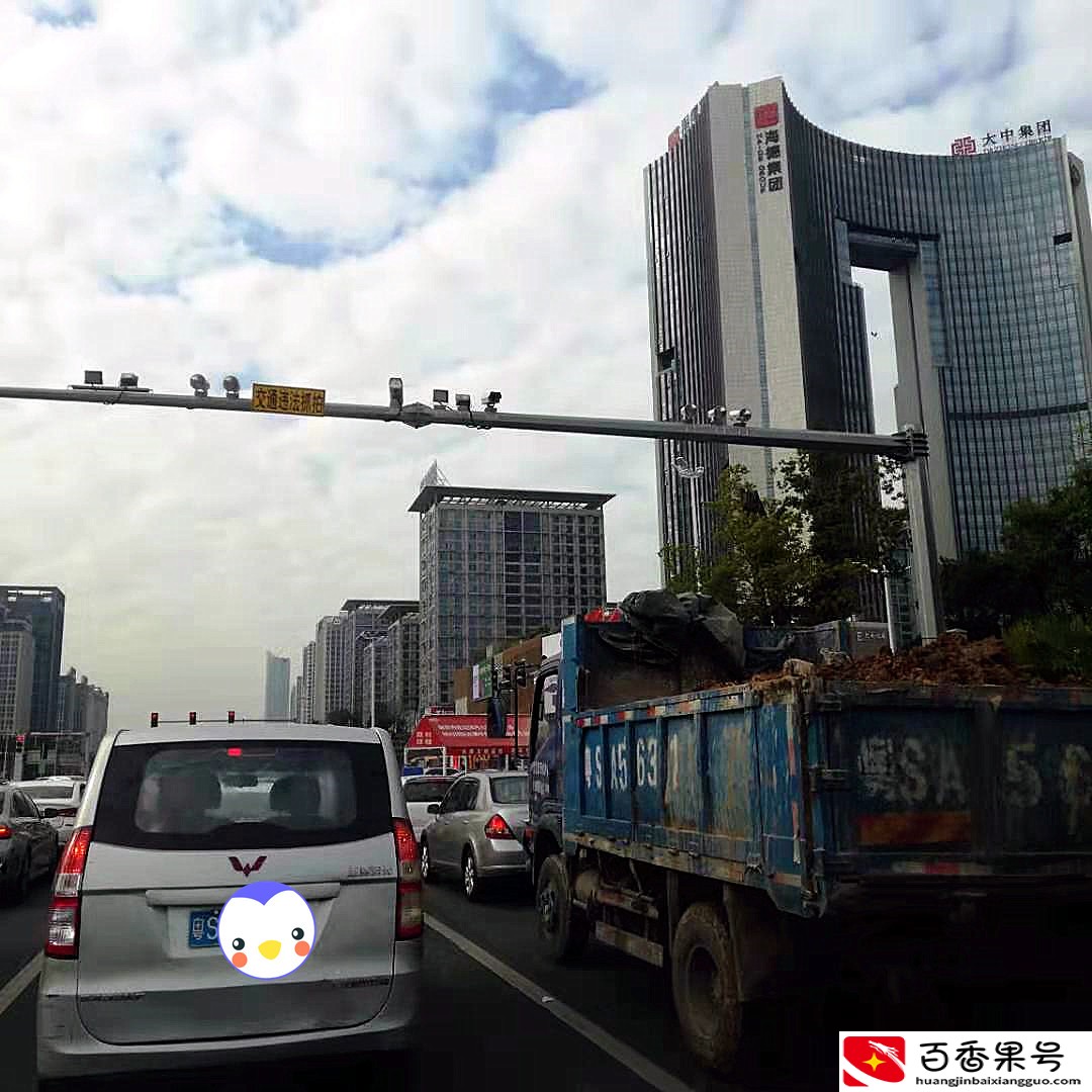 实拍东莞：东莞最繁华的街头，正在地铁站出口，高楼林立
