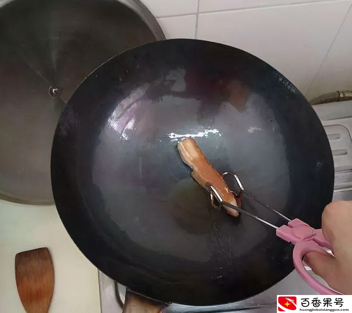 铸铁锅的正确开锅方法是怎样的，看这里就知道了