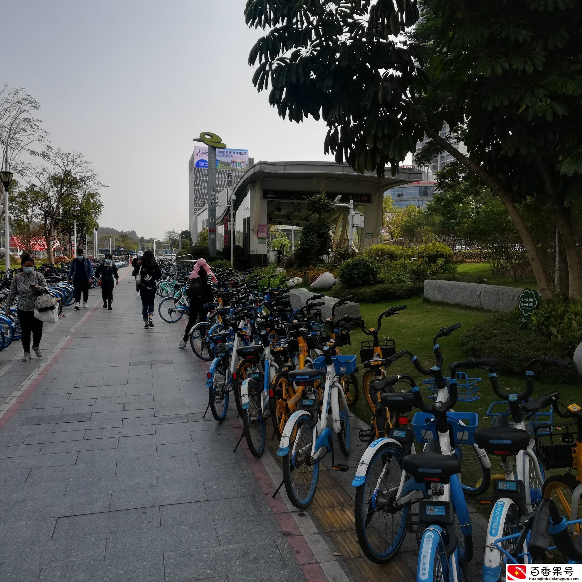 实拍东莞：东莞最繁华的街头，正在地铁站出口，高楼林立