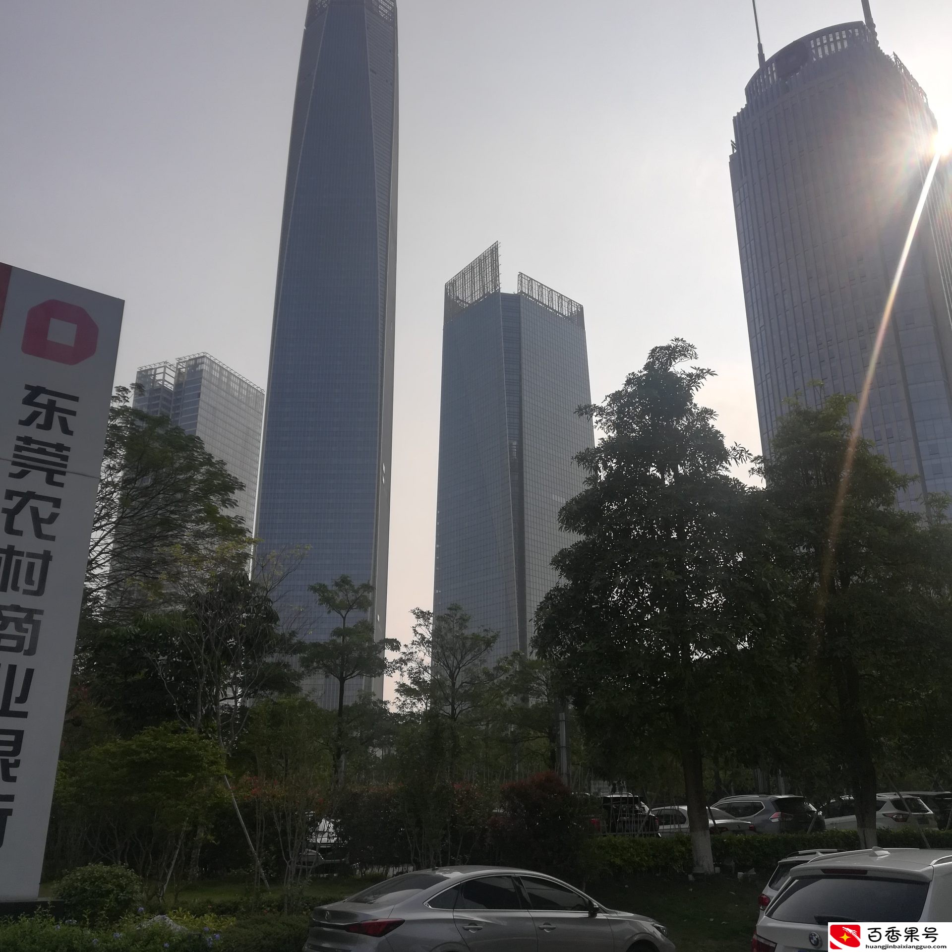 实拍东莞：东莞最繁华的街头，正在地铁站出口，高楼林立