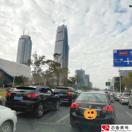 实拍东莞：东莞最繁华的街头，正在地铁站出口，高楼林立