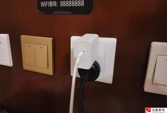 手机充电器长期插在插座上不拔下来会怎么样？
