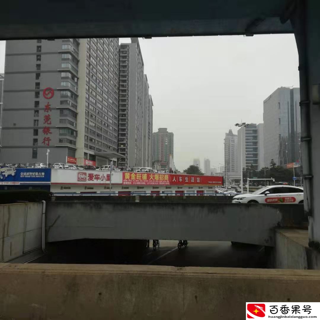 实拍东莞：东莞最繁华的街头，正在地铁站出口，高楼林立