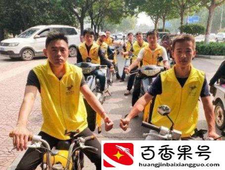 美团的外卖员多少钱一个月，看完就算送餐迟到也不忍给差评了
