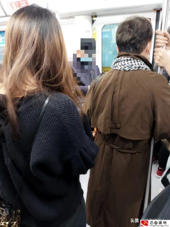 女孩如何防范地铁贴身刮蹭？