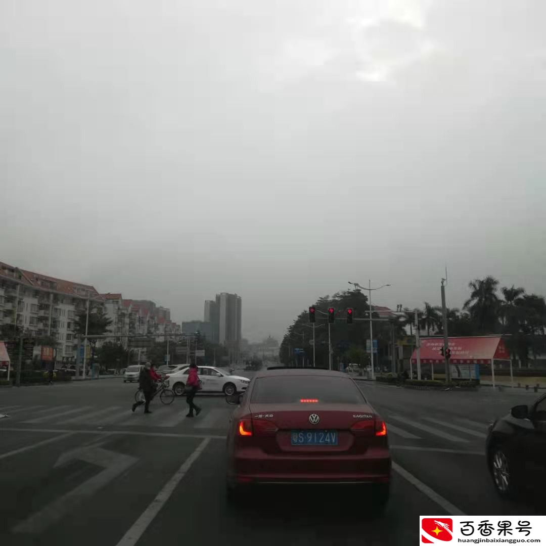 实拍东莞：东莞最繁华的街头，正在地铁站出口，高楼林立