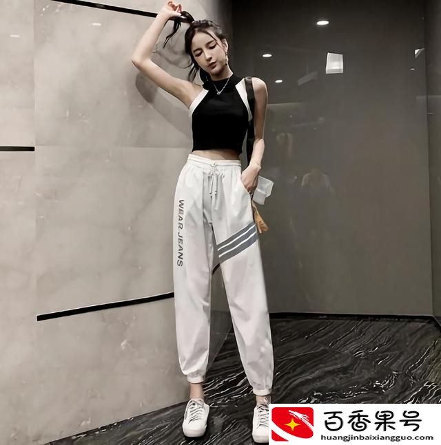 白色运动裤配什么上衣好看