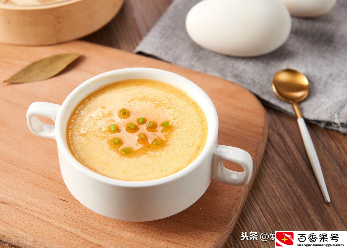 鸡蛋糕开锅后蒸多久才好？告诉你奶爸的小妙招，蒸出来软嫩无气泡
