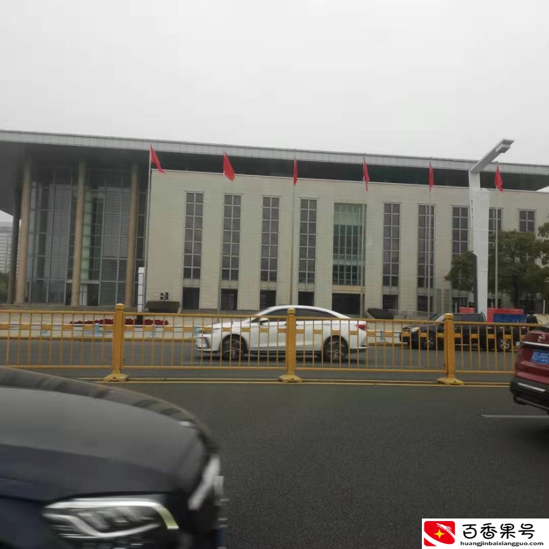 实拍东莞：东莞最繁华的街头，正在地铁站出口，高楼林立