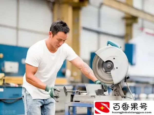 年轻人送外卖、快递还是进工厂