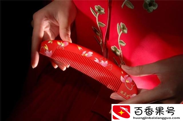给新娘子梳头说的吉利的话