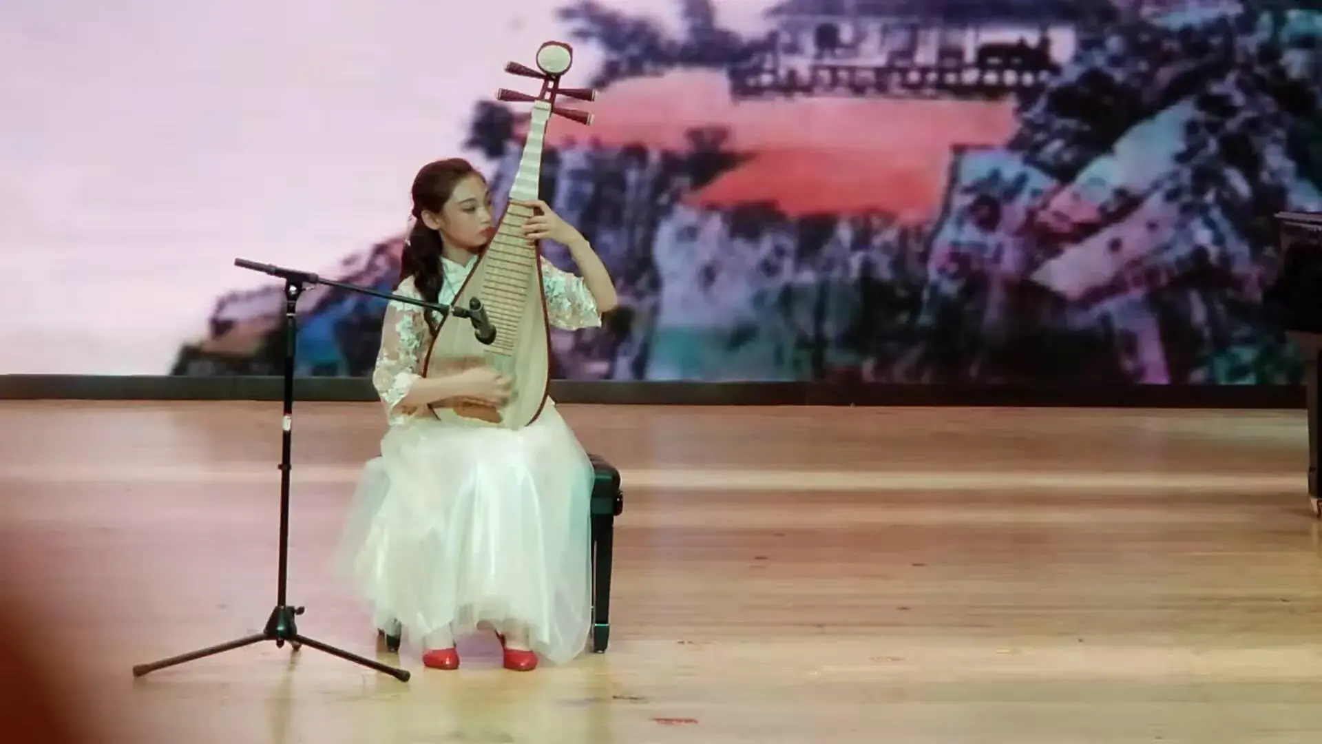 为什么不建议女生弹琵琶