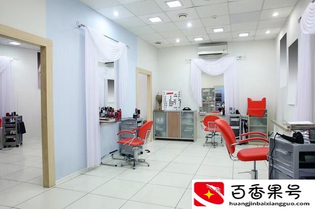 理发店一年能赚20万吗