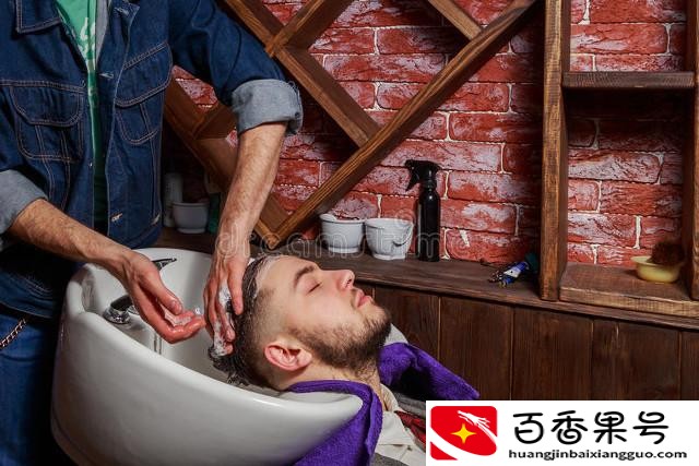 理发店一年能赚20万吗