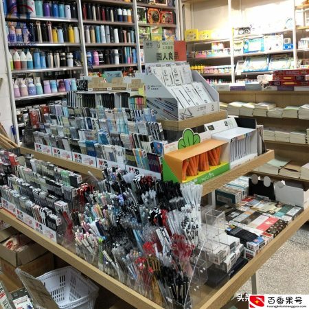 小学门口卖文具一年能赚多少