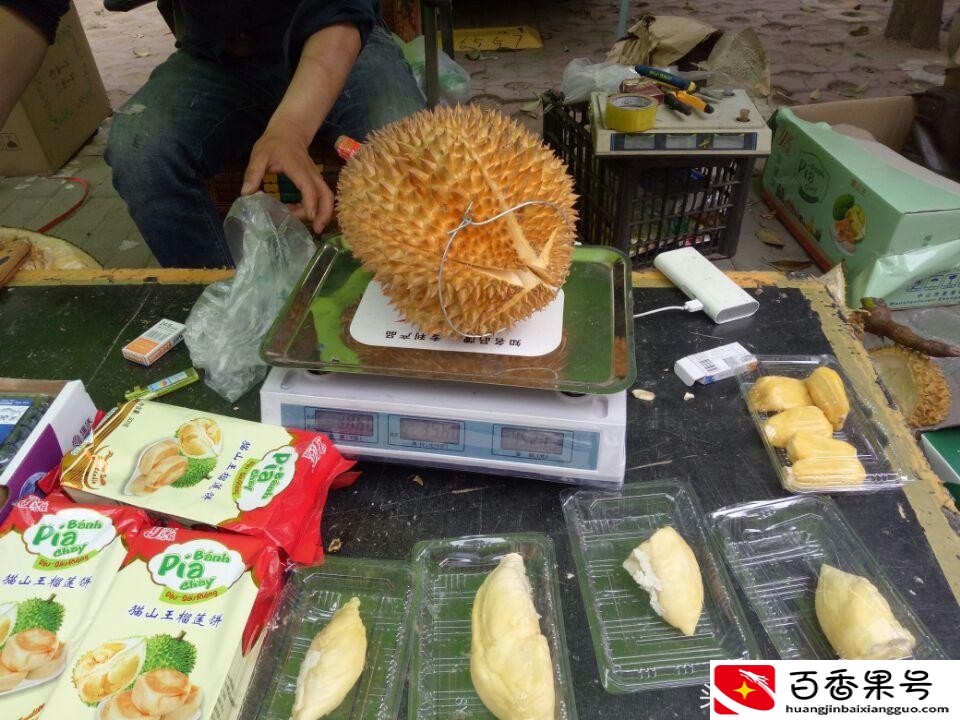 摆摊卖榴莲赚钱吗？一个榴莲就卖上百块，应该能赚不少钱