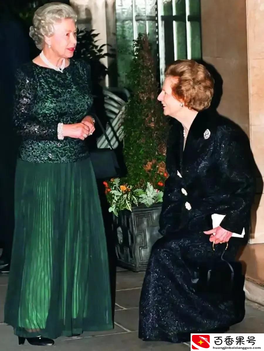 英国首相见到女王需要下跪吗