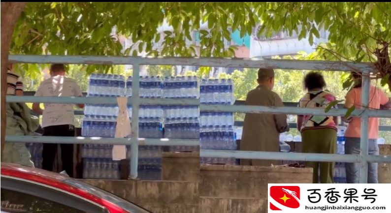 大爷大妈河边“放生矿泉水”