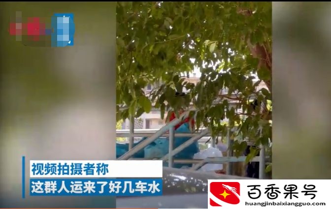 大爷大妈河边“放生矿泉水”