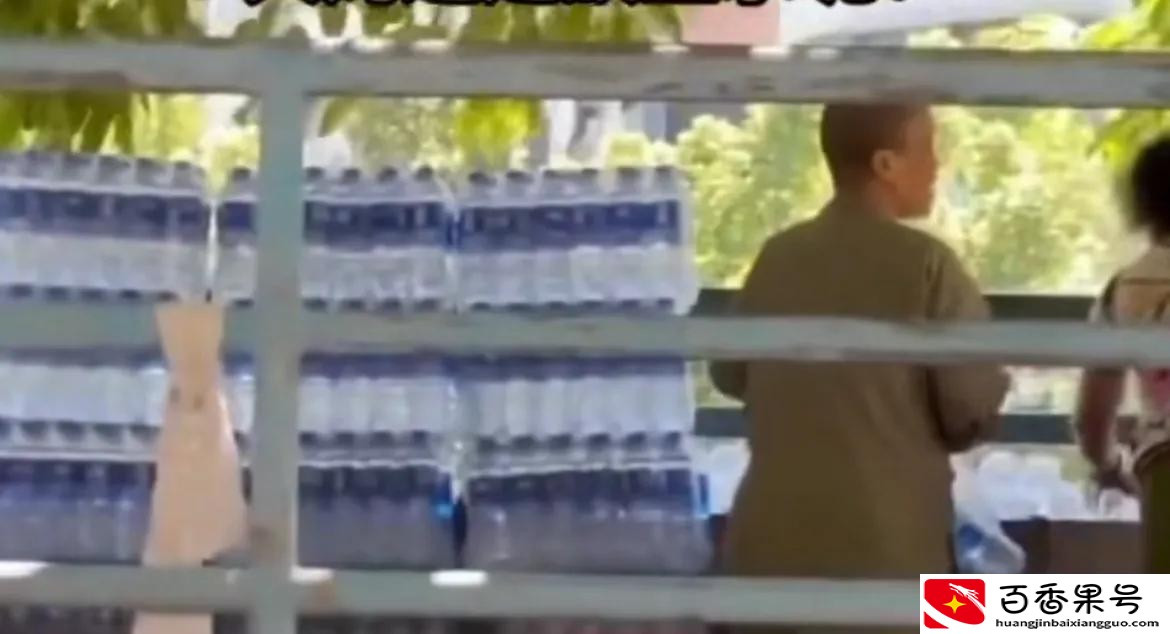 大爷大妈河边“放生矿泉水”
