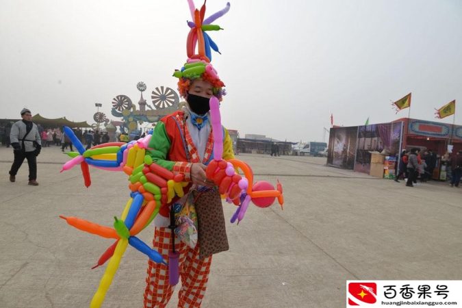 气球小丑卖“魔术气球”，5元一个，一天可挣上千元