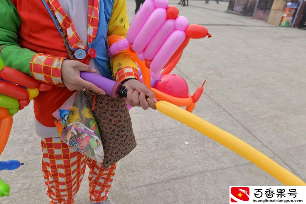 气球小丑卖“魔术气球”，5元一个，一天可挣上千元