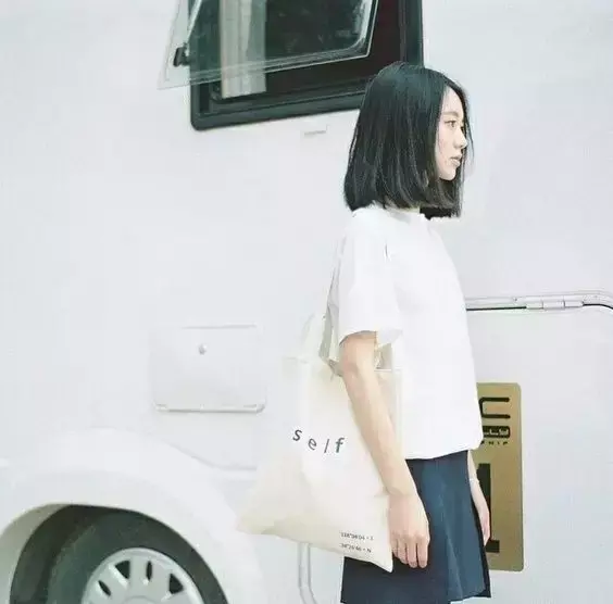 女人最好别背假奢侈品包