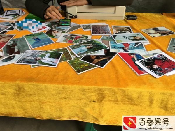 男子景点摆摊给游客洗照片，洗一张收一块钱，一天能洗2000多张！