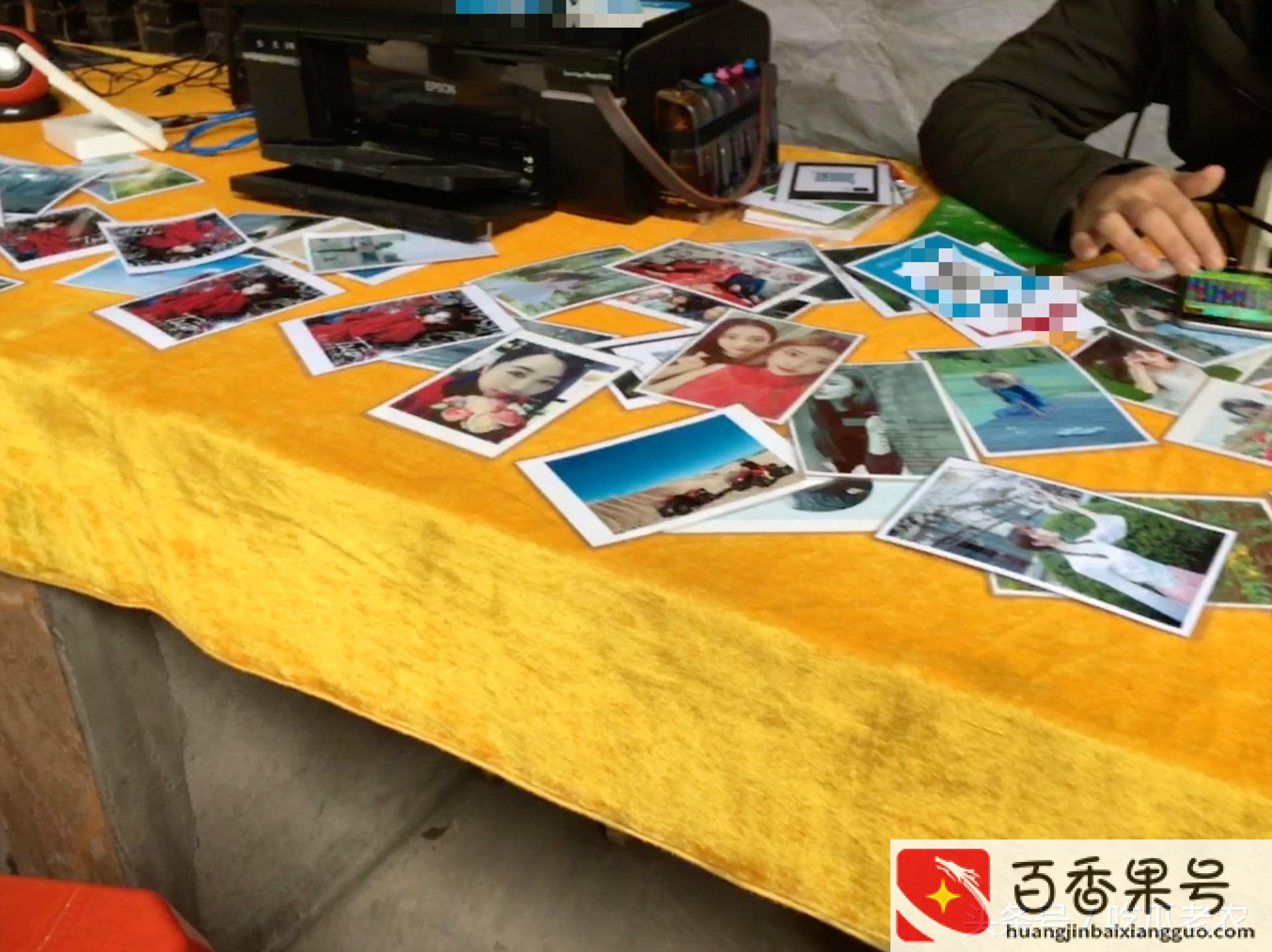 男子景点摆摊给游客洗照片，洗一张收一块钱，一天能洗2000多张！