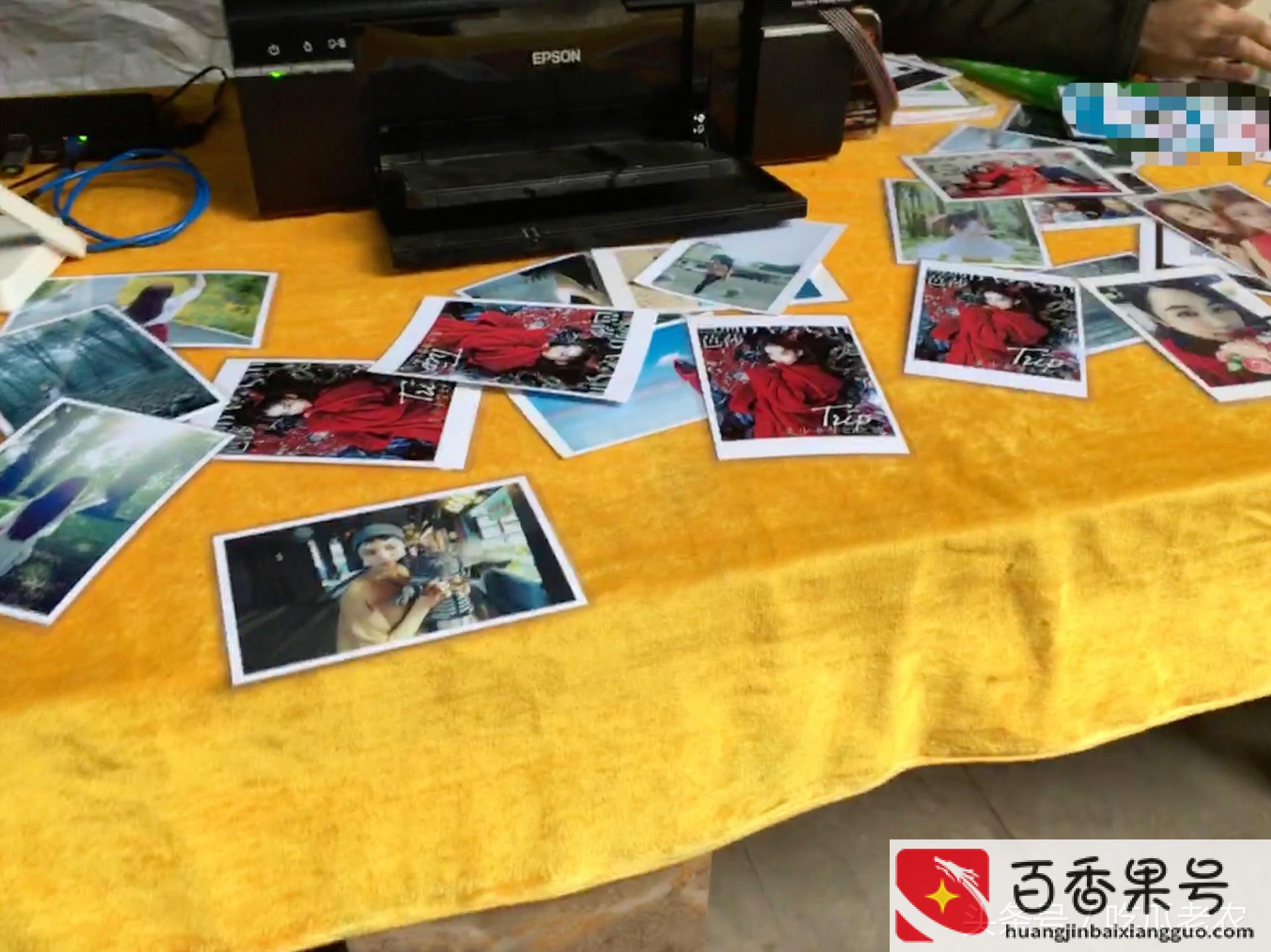 男子景点摆摊给游客洗照片，洗一张收一块钱，一天能洗2000多张！