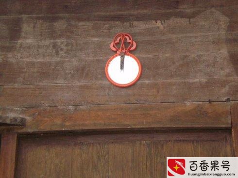 对门挂镜子对我家好吗