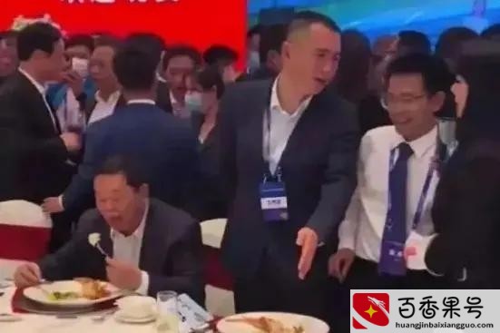 饭桌上最安静的那个人
