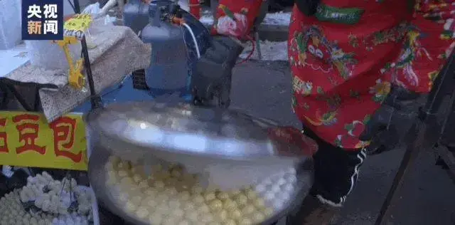 东北有早餐摊一天卖出50碗甜豆腐脑